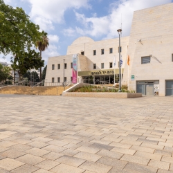 אבן לינארית בגימור מסדרת אומבריאנו ,  בית יד לבנים רעננה , שגית קורן אדריכלות נוף