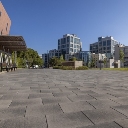 ריצוף  מסדרת אומבריאנו, חניון הברזל  תל אביב,  שריג קסמן אדריכלי נוף  