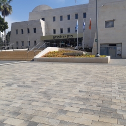 אבן לינארית בגימור מסדרת אומבריאנו ,  בית יד לבנים רעננה , שגית קורן אדריכלות נוף