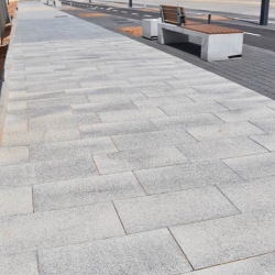 ריצוף מסדרת אומבריאנו , מתחם ה-1000 ראשון לציון, אדריכלות נוף צורנמל טורנר