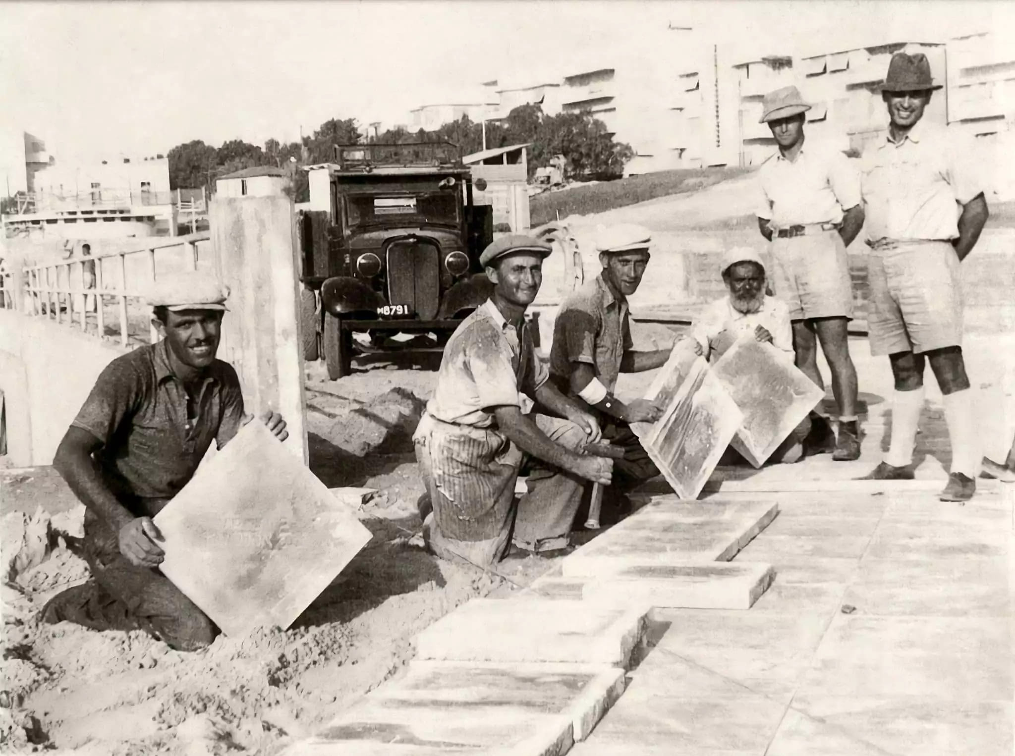 עבודות בכיכר לונדון בתל אביב, 1942, צילום: אברהם קרוון